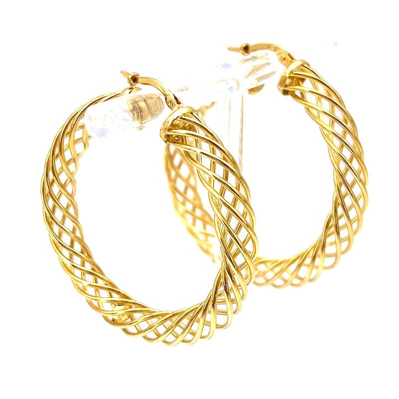 Yellow gold hoop earrings, pierced twisted; 12.38 gr - 4.3 cm: The immortal gold hoop earrings in a light version, pierced twisted! Large 18 kt yellow gold rings 4.3 cm long. Ring thickness measures 0.6 cm. Insertion pin closure. A great passepartout total gold h