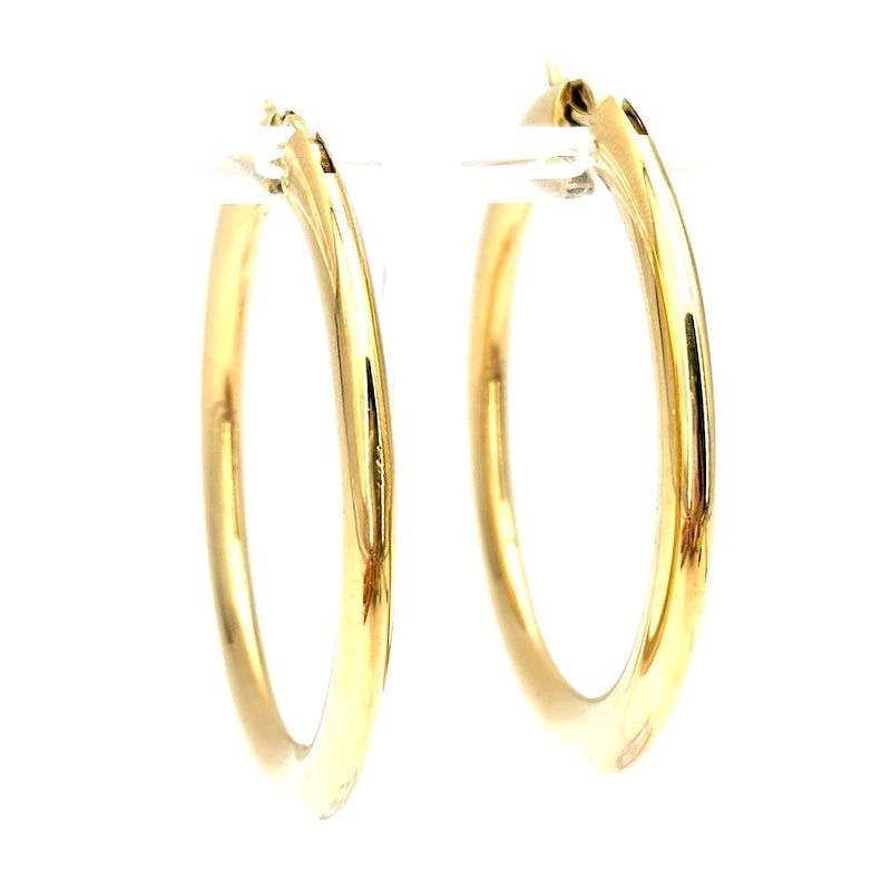 Yellow gold hoop earrings; 14.06 gr - 5 cm: The immortal gold hoop earrings in large, classic, smooth and mirrored versions! Essential 18 kt yellow gold rings 5 cm long. Ring thickness measures 0.4 cm. Interlocking pin closure. A classic passep