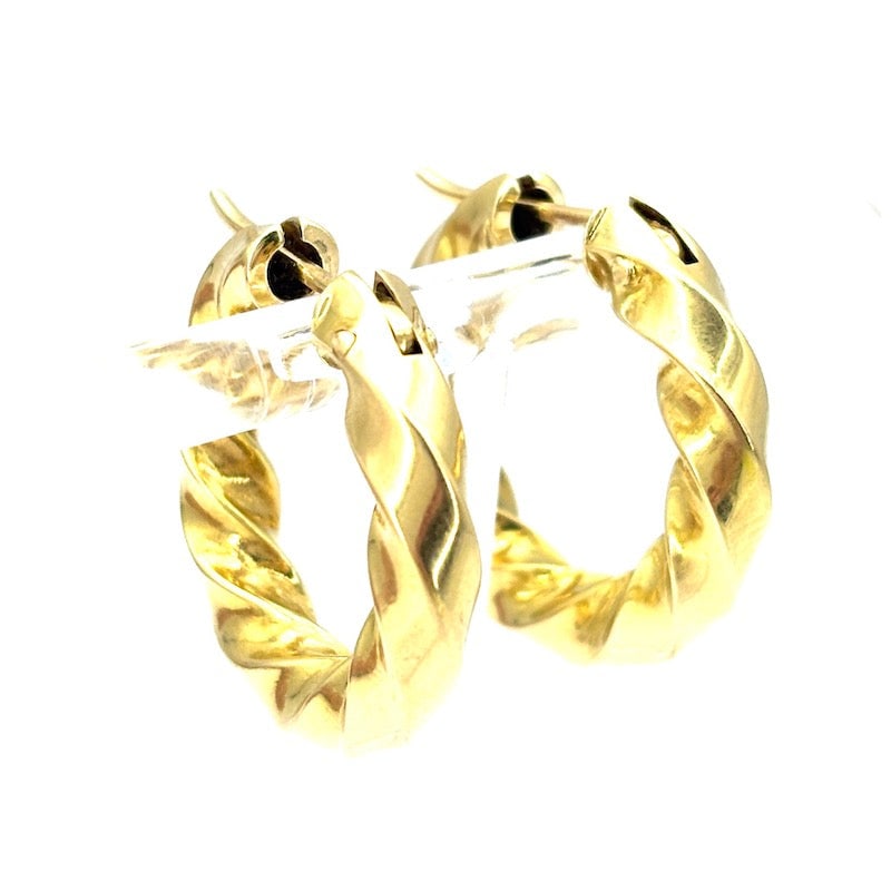 Yellow gold twisted ring earrings; 6.65 g - 2.5 cm: 18 kt yellow gold hoop earrings, twisted hollow reed pattern, 0.5 cm thick. Lightweight and universal, they are ideal as passe partout for every occasion, from everyday to special events. Interlocking