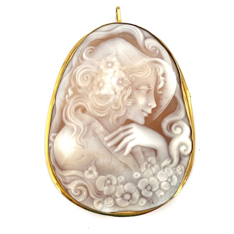 Vintage and gold cameo maxi pendant/brooch; 19.53 gr.: Taste of old-fashioned romance for this stunning 1970s-80s vintage maxi pendant-pin with hand-engraved cameo of a lady's face on carnelian shell. An artistic old school gem, mounted on 18 kt gold, in