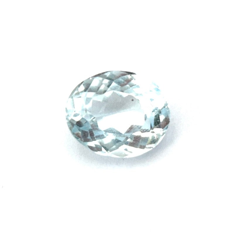 Aquamarine, loose stone, oval - 6.38 ct.: A loose aquamarine gemstone shaped in an elegant oval faceted cut, featuring a vivid sea-blue tone with crisp transparency and refined internal glow, designed for high-end custom jewelry creations. Me