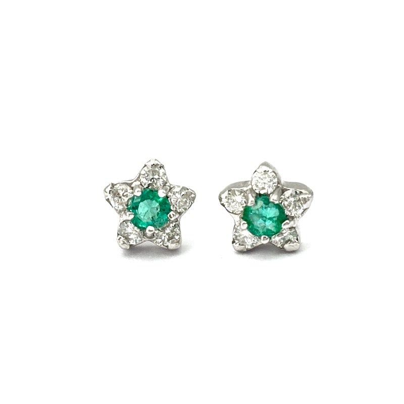 Emerald, diamond and gold dot light earrings, lobe flowers; 1.87 gr.: Delightful evergreen floral spotlight earrings! Emerald flower lobe earrings framed by 5 brilliants, star-shaped, all on white gold. Pin and butterfly clasp. A precious gem of jewelry, a must have!