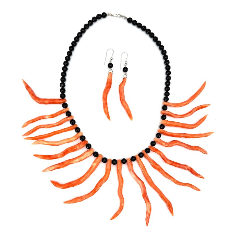 Coral, onyx and 18 kt white gold necklace and earrings set: Eccentric and spectacular parure composed of onyx choker necklace and important unequal branches of natural pink coral and pendant earrings included. A true original masterpiece more unique than