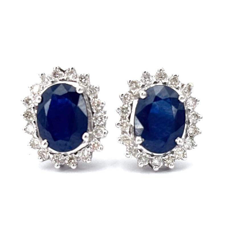 Sapphire, diamond and gold daisy lobe earrings; 4.13 gr.: Bargain. Classic, must-have sapphire daisy lobe earrings framed by brilliants on white gold, offered at exceptional value for money! Stud and butterfly clasp. Reconditioned-to-new sapphire daisies