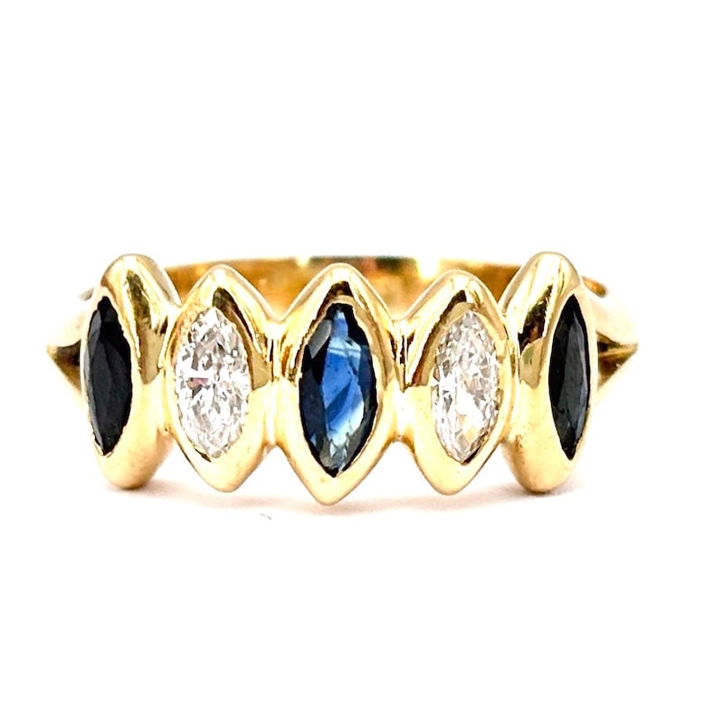 Yellow gold band ring, sapphires and spool diamonds; 4.06 gr.: Vintage 18 kt yellow gold band ring, sapphires and diamonds in alternating spools. Retro style, super comfortable and precious! Our company's certification is available for free, upon request. If you