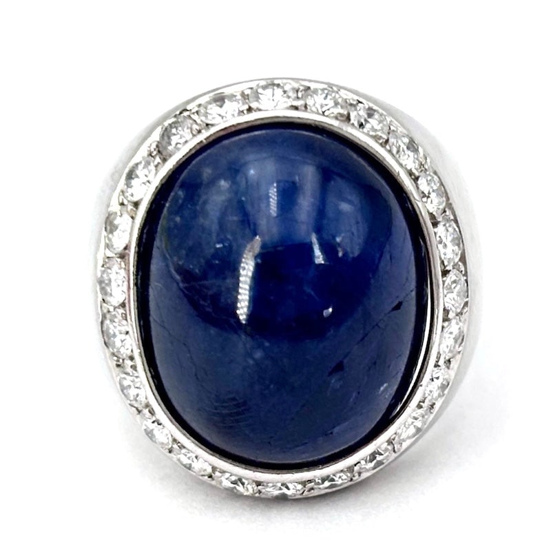 Sapphire cabochon ring, brilliants and platinum; 14.26 gr.: A marvel of unisex occasion pinky ring! Platinum chevalier model ring, with beautiful and important central oval-cut cabochon sapphire framed by white diamonds. Super price, a must have! Our
