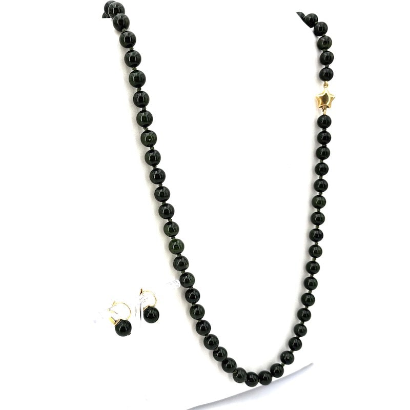 Jade and 18Kt yellow gold necklace and earrings set: Deep and versatile parure composed of long jade necklace, whose simple, spherical design combines ethnochic elegance and versatility. Star clasp in 18 kt yellow gold. Short closed nun pendant
