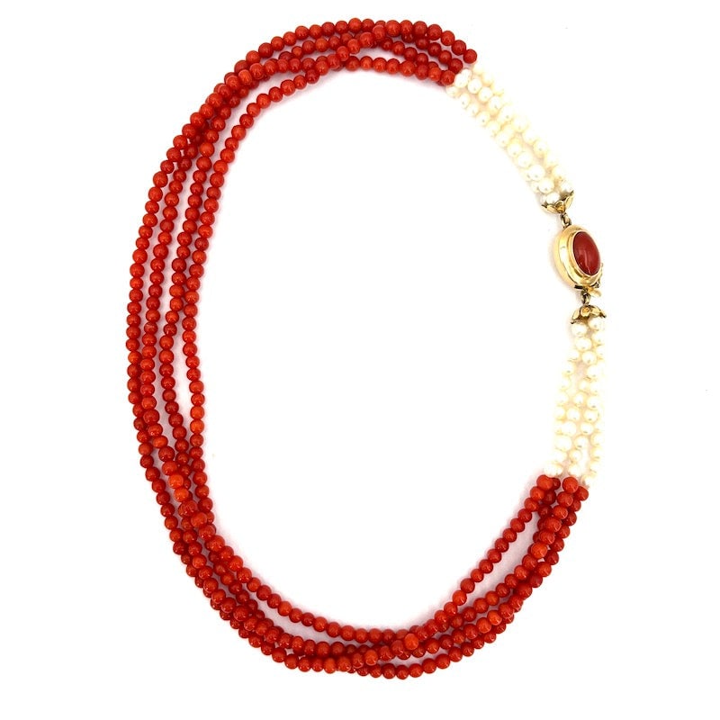 4-strand coral and pearl torchon necklace, gold - 41.03 gr; 42 cm: Beautiful, distinctive and sophisticated torchon choker necklace composed of 4 strands of natural red coral micro beads and Akoya micro bead insert, with important vintage oval clasp in 18 kt yellow g