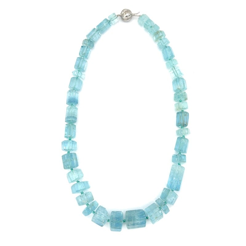 Aquamarine necklace fancy cuts and gold - 48 cm; 100.05 gr.: Azure, super original and large aquamarine choker necklace, patterned unequal geometric cuts, with 18 kt white gold fluted boulle clasp. Fantastic! Our company's certification is available for free, u