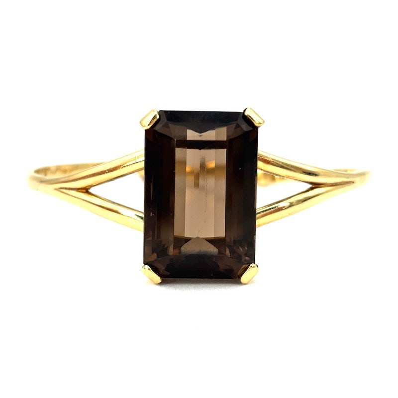 Yellow gold rigid circle bracelet with smoky quartz - 19.34 gr.: Impressive vintage, rigid circle bracelet in 18 kt yellow gold, with maxi bezel of 4 griffes with large rectangular smoky quartz. Safety chain. Beautiful! Our company's certification is available for 