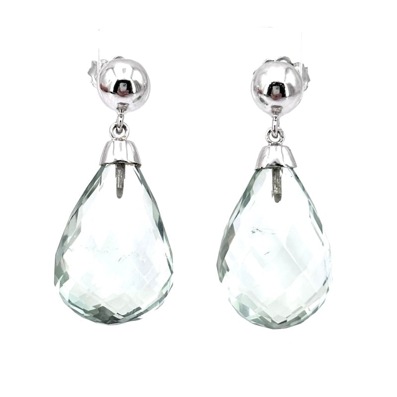 Green aquamarine and white gold drop earrings, dangling - 11.65 gr.: A wonderful pair of elegant, dangling earrings in the sought-after shade of green aquamarine. Gorgeous brioletted, clear drops with white gold half sphere at the lobe. Back with stud and butterfly. St