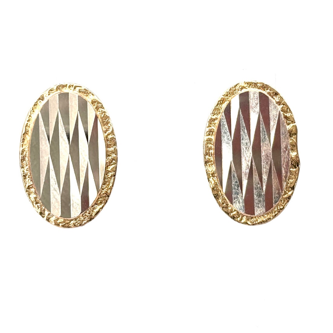Oval patch earrings, lobe in two-tone gold; 4.79 gr.: Vintage oval lobe earrings in white gold with geometric mirrors and yellow beaten frame. All 18 kt. Back with post and butterfly. A charming, sophisticated and bright piece of jewelry! Our company's c