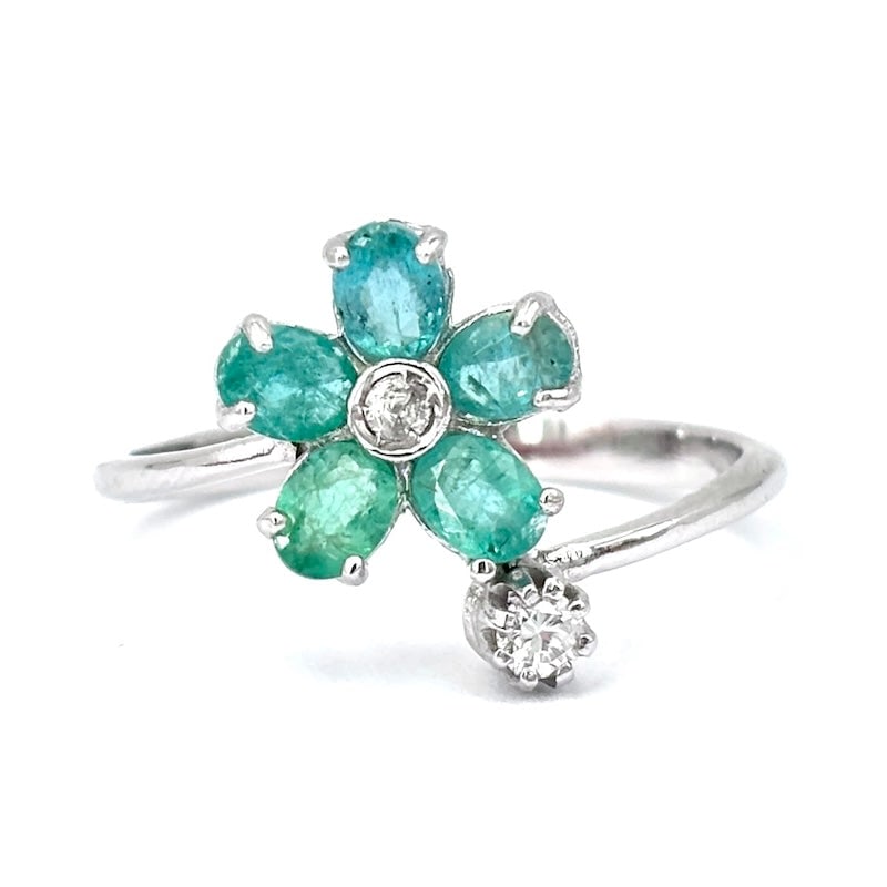 Contrarie ring flower emeralds, diamonds and gold; 2.72 gr.: Graceful, enveloping and colorful value! Contrarie flower ring in white gold, emeralds and rhinestones. Classic and feminine freshness at super price! Our company's certification is available for free