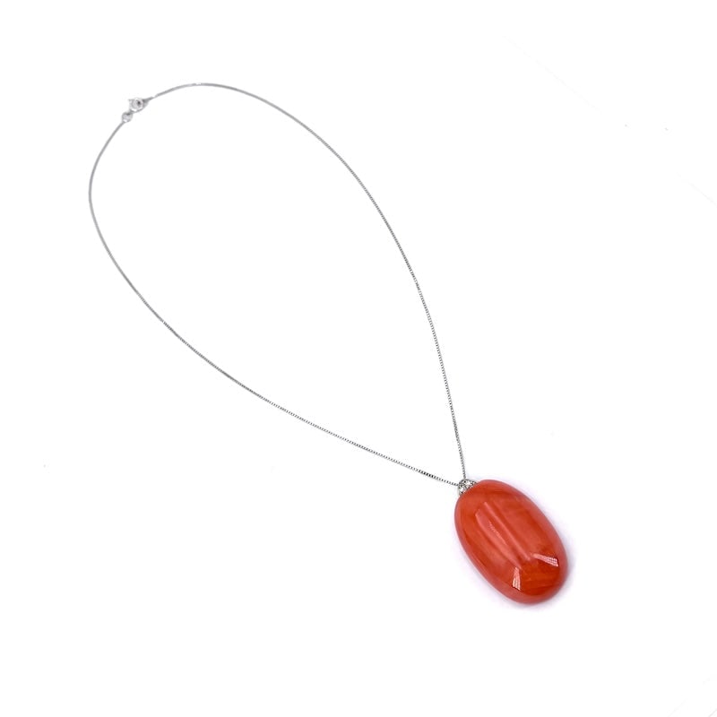 Cherry coral pendant, brilliants and gold, with chain; 15.29 gr.: Vivacious and highly prized maxi oval cabochon pendant of bright-cut cherry coral, with triangle of brilliants. 18 kt white gold the setting and chain, for an exclusive, scenic, unusual and very brigh