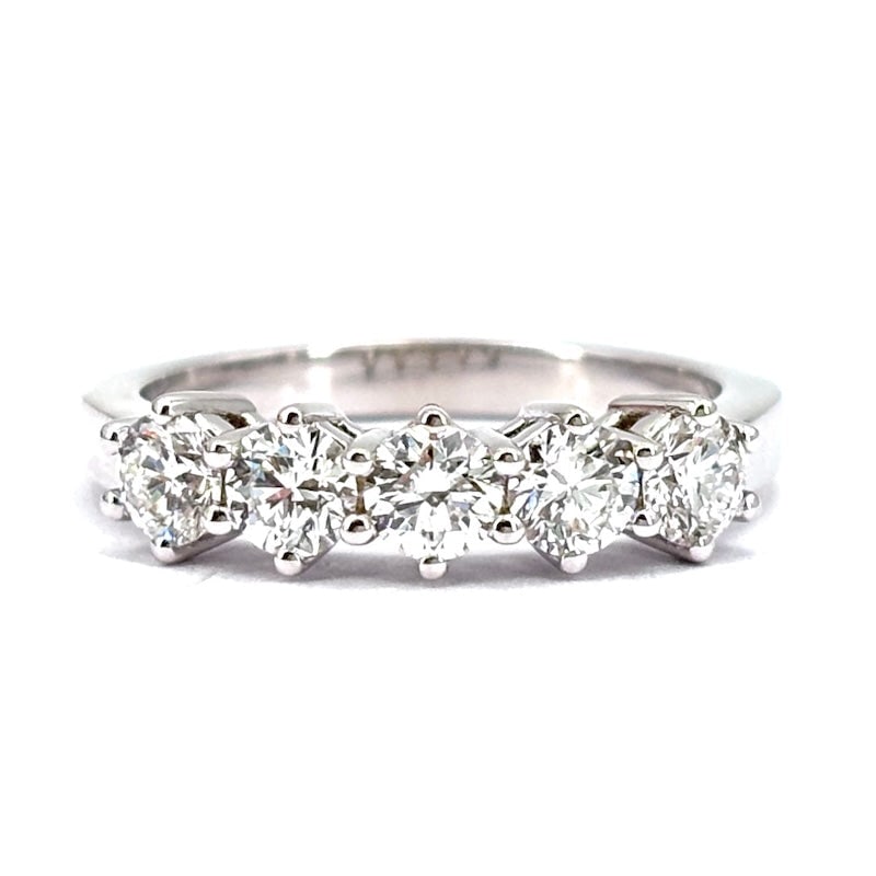 Riviera ring white gold and brilliants - 1.03 ct; 4.62 gr.: A superlative classic riviera! Classic white ring, immortal, universal and eternal! 18 kt white gold riviera ring with 5 brilliants for 1.03 ct total. A timeless, most precious, sparkling ring, a univ