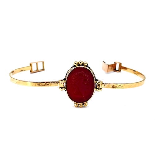 Yellow gold rigid hoop bracelet with cameo, vintage. 13.6 gr.: Timeless taste for this charismatic vintage, 18 kt yellow gold, handcrafted, rigid hoop bracelet with cameo engraved on glass paste with a Greek knight theme. Signed Guskin, Sardinia. Take advantage o