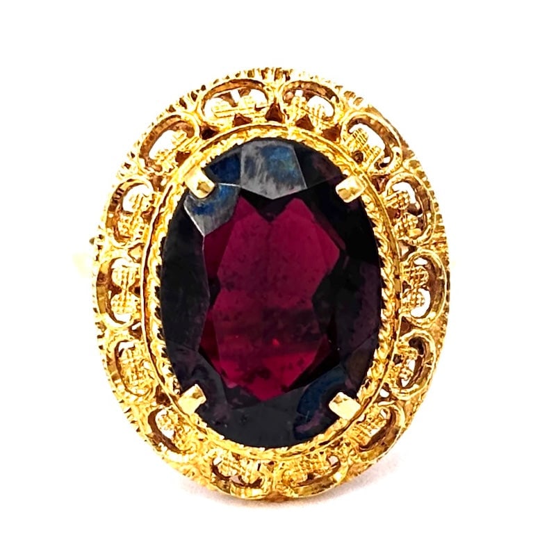 Vintage oval garnet and yellow gold patch ring; 5.54 gr.: Admirable and highly crafted vintage 18 kt yellow gold oval patch ring worked in pierced style and garnet oval centerpiece! A demode handcrafted and old school ring to absolutely have! Our company's c