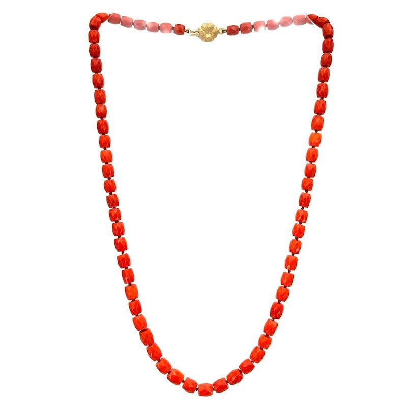 Red coral necklace, kegs, and gold - 32.2 gr, 54 cm: One-strand necklace of beautiful natural red coral from the Mediterranean, with yellow gold flower clasp, worked to diamond effect. The growing value of so-called "red gold" in a jewelry variant that 