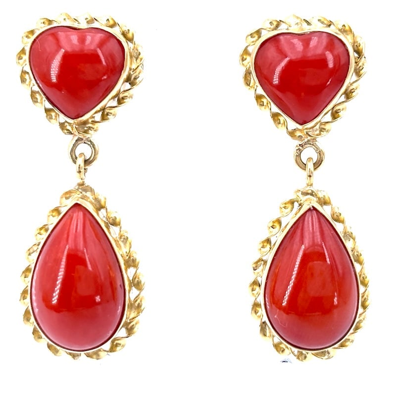Hearts and drops red coral and gold earrings, dangling; 7.10 gr.: Enchanting and passionate vintage style pendant earrings with a coral theme! Earrings made of 18 kt yellow gold, with hearts and drops of fabulous natural first choice rubrum red coral, framed by a ri