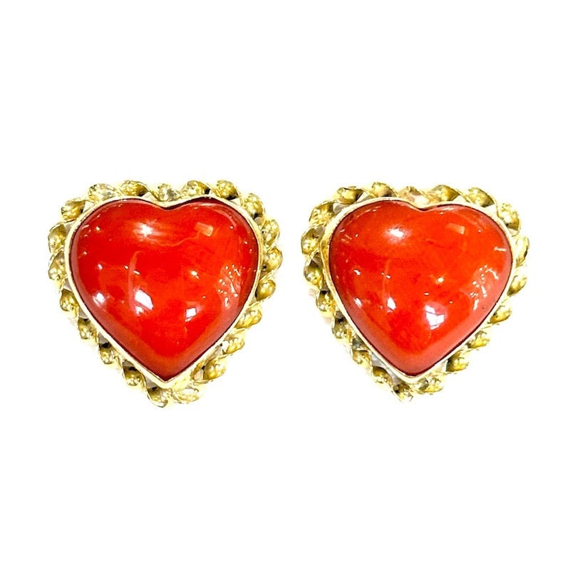 Red coral lobe and gold hearts earrings; 4.7 gr.: Enchanting and passionate vintage style lobe earrings with a coral heart theme! 18 kt yellow gold lobe earrings with hearts of fabulous natural first choice rubrum red coral framed by a rich 18 kt yel