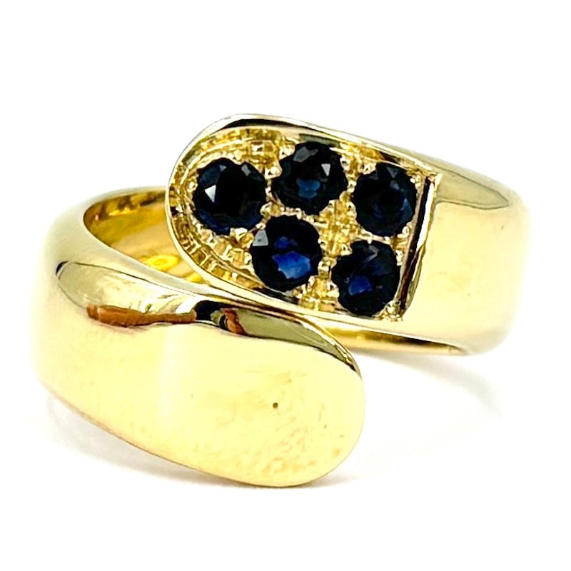 Vintage contrarie ring, sapphires and yellow gold; 8.94 gr.: Essential and wonderful vintage yellow gold contrarie ring with a clean, important and embracing design. A smooth, polished half meets a cascade of round sapphires, expertly set for a touch of light