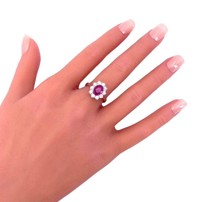Daisy ring ruby and brilliants ; 5.27 gr. - 3
