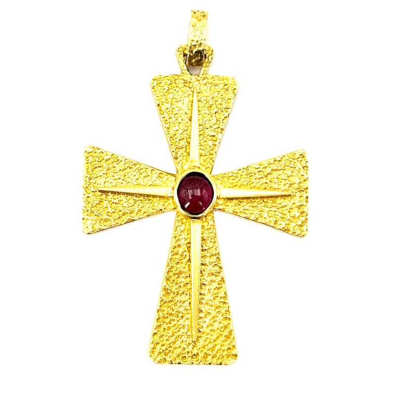 Vintage cross pendant, tourmaline and gold - 5.8 cm x 3.6 cm; 15 gr.: Emblematic large handcrafted vintage cross pendant in 18 kt yellow gold all beaten, with oval-cut tourmaline cabochon. A symbolic style with fine, bold lines. Our company's certification is available 