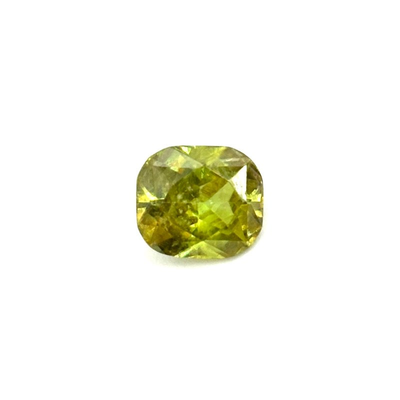 Sfene, loose stone, cushion - 2.62 ct: A loose sphene gemstone cut in a cushion faceted style, showing a vivid golden-green fire with exceptional internal sparkle and strong light dispersion, ideal for unique high-end jewelry designs. Meas