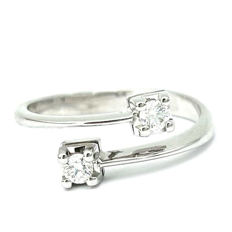 Contrarie ring white gold and diamonds; 3.35gr: Modern and sophisticated design in 18K white gold and double brilliant. The open structure, known as a "contrarie," is embellished with two brilliant-cut diamonds, doubling its value, elegance and lum