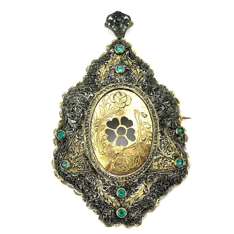 Pendant/antique openwork brooch, gold, silver and emeralds; 11.69 gr.: Stunning unique antique piece from the second half of the 1800s! Maxi pendant Authentic brooch with skillful, masterful fretwork, rich in charm and detail, enhanced by magnificent engravings and emera