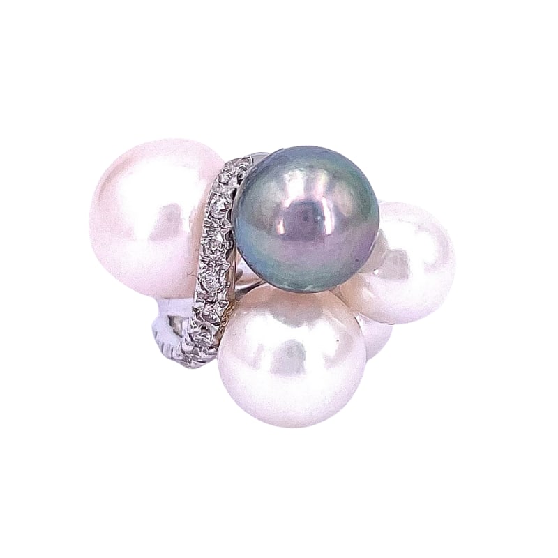 White and grey pearls, brilliants and white gold ring; 28.5 gr.: Extraordinary, impressive and very sophisticated bargain ring with 4 pearls in black-white hues, with sinuous line of brilliants embellishing the very rich white gold ring setting. More unique than ra