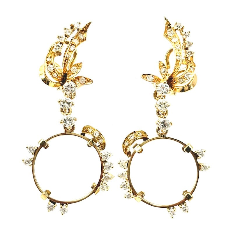 Design dangle earrings styled with diamonds and yellow gold - 1.40/1.50 ct; 10.4 gr.: Stunning, romantic and precious 18 kt yellow gold pendant earrings with brilliant-cut diamonds, wiggled on sinuous design at the lobe and on dangling front hoops. Touches of light and preciousness for