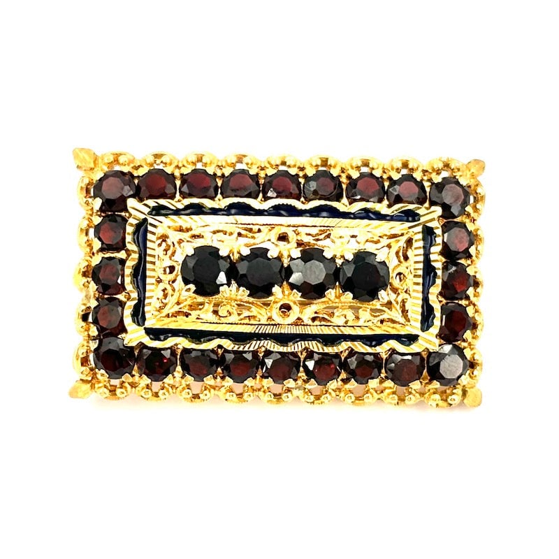 Vintage garnet brooch, rectangular, pierced gold style; 12.3 gr.: Charming vintage rectangular brooch, in 18 kt yellow gold, masterfully pierced in antique style, with beautiful retro garnets. A true little work of goldsmith's art, a jewel still a stylish accessory 