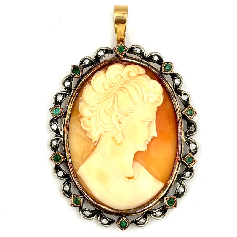 Vintage cameo maxi pendant/brooch, gold, emeralds and diamonds; 22.7 gr.: Unmistakable, eye-catching antique flavor for this 1970s-80s vintage pendant-pin with maxi cameo hand-engraved lady's face on carnelian shell. An artistic old-school gem, mounted in 18 kt gold, with r