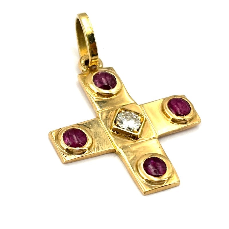 Cross pendant, rubies, brilliant and yellow gold - 5.11 gr.: Precious yet essential vintage cross pendant with rubies and diamonds! Unisex 18 kt yellow gold jewelry with 4 cabochon circular cut rubies and central brilliant. Distinctive style and charisma! Our c