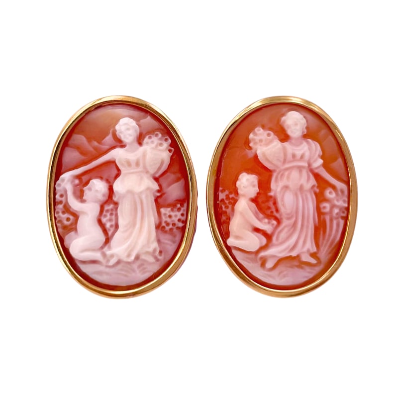 Vintage cameo earrings, lobe with clips, no post; 12.57 gr.: Vintage lobe earrings with magnificent 70s/80s maxi cameos, with essential 18 kt. gold frame and clasp! Closure with postless clips, a romantic Italian work of art made jewel! Our company's certificat