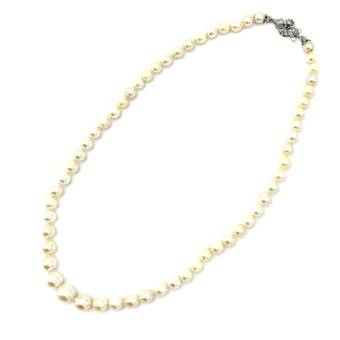 Scaled pearl necklace, white gold and sapphire style clasp; 42 cm: An exquisite choker necklace of imperfect Japanese scaled pearls with beautiful 18 kt white gold style clasp with mini sapphire. Delightful vintage pearl jewelry below cost! Our company's certificatio
