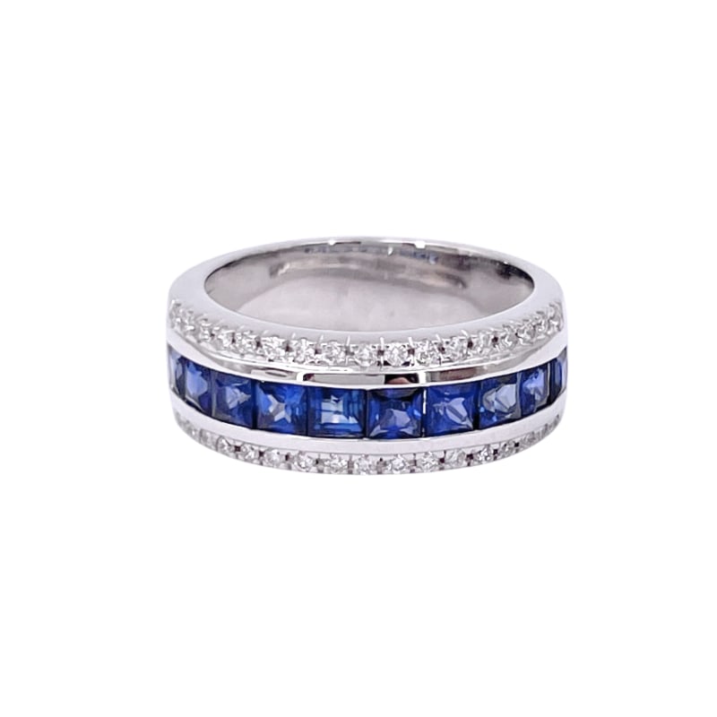 Square sapphires and diamonds band ring, white gold; 8.26 gr.: Essential and fabulous unisex band/riviera ring of princess sapphires, set juxtaposed on smooth center rail, with double row of diamonds above and below. A universal blue and white dream, comfortable 