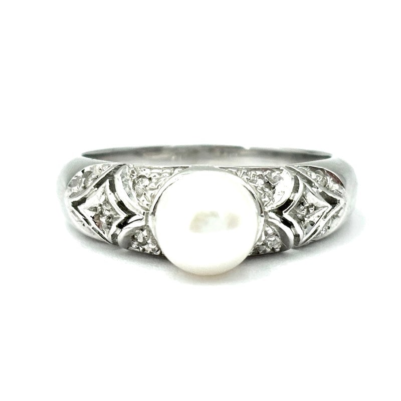 Pearl ring, white gold band and rhinestones; 4.9 gr.: Elegant, candid band ring with pearl and diamonds! White gold ring with Japanese pearl and rhinestones on front fretwork. Super chic outlet jewelry! Our company's certification is available for free, 