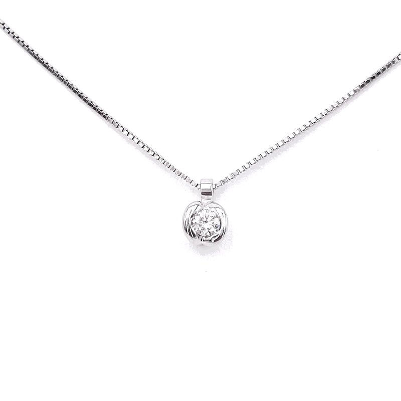 Solitaire and gold brilliant point light pendant, onion bud bezel - 0.10 ct; 2.62 g: Inescapable essentiality for this 18k white gold point pendant set with a solitaire brilliant-cut diamond for 0.10 ct, F/G color and VS clarity. Mounted to on sinuous variant of onion bezel (0.5 cm in