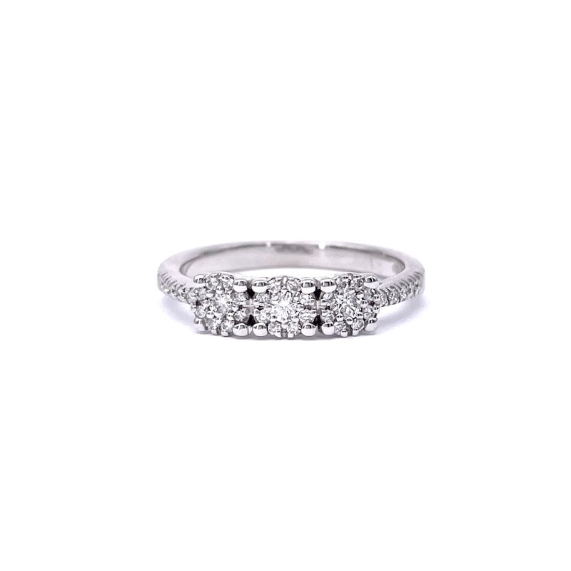 Trilogy/riviera ring with 3 circular daisies of brilliants and gold - 0.30 ct; 3.17 gr.: A romantic and striking variation of classic white, immortal ring. Trilogy/riviera ring in 18 kt white gold with brilliants for 0.30 ct total F color and VS clarity. An exquisite, timeless, fine and p