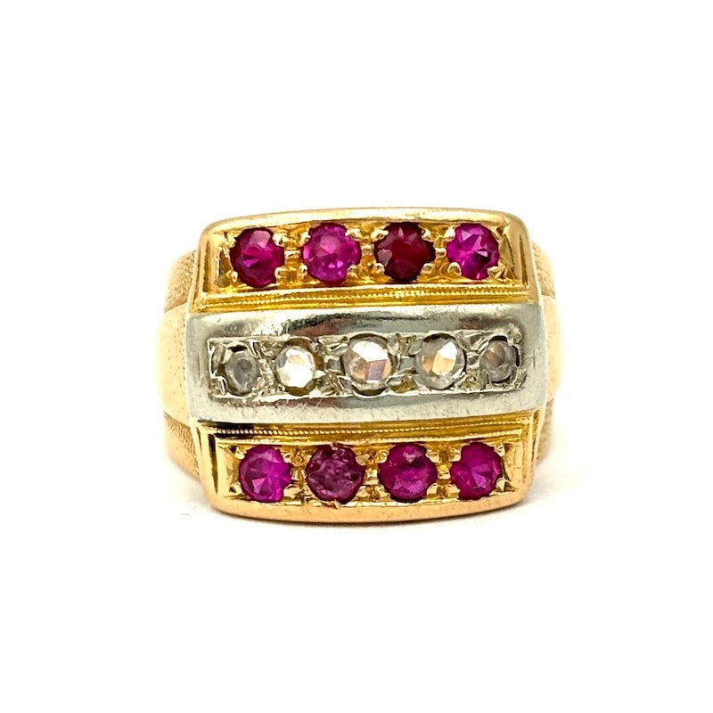 Bridge ring in style, rubies, diamonds and gold; 6.74 gr.: Stunning vintage bridge ring proposal, triple riviera demode! Jewel in style in yellow gold with double row of rubies and central row of diamonds. A perennial and most precious jewel with timeless ret