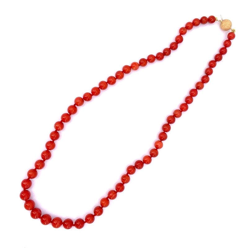 Coral ball and gold necklace - 41.35 gr.: One-strand necklace of natural Mediterranean red coral, second choice, imperfect spheres with witnesses, with yellow gold boulle clasp, worked to diamond effect. A necklace that gives an extraordinary