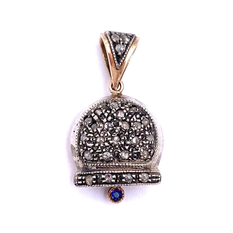 Style bell pendant, diamonds and sapphire; 8.05 gr.: Romantically retro flavor for this vintage, bell-style pendant in 14kt gold with diamonds mounted on silver and sapphire as a clapper. A true gem of bell jewelry style! Our company's certification is 