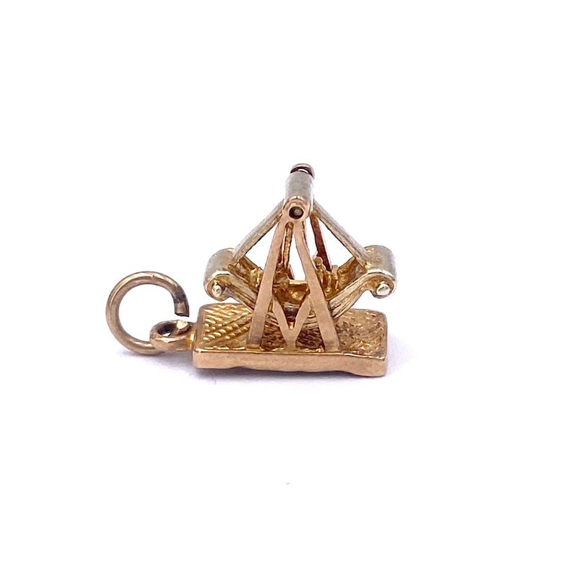 Vintage English collectible vintage rocking charm pendant, gold; 2.16 gr.: Unique piece of English collectible jewelry! A small work of art of vintage, authentic English charm pendant depicting a swinging swing. Crazy details! England, Birmingham, 1962/1963. It starts with o