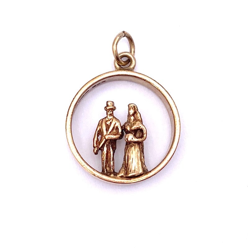 Bride and groom pendant, collectible vintage English charm, gold; 2.86 gr.: Unique piece of collectible English jewelry! A small work of art of vintage, authentic English charm pendant depicting a circle with the bride and groom. Delightful! England, Birmingham, 1970-1971. It
