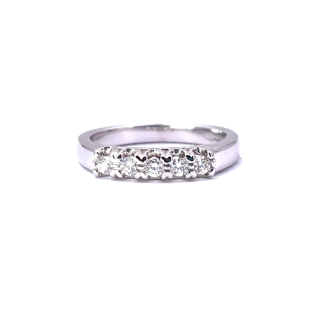 Riviera ring brilliants and gold - 0.20 ct; 3.70 gr: A white classic, immortal, universal and eternal! 18 kt white gold Riviera ring with 5 brilliants for 0.20 ct total F color and VS clarity. A timeless, fine and precious ring suitable for all women an
