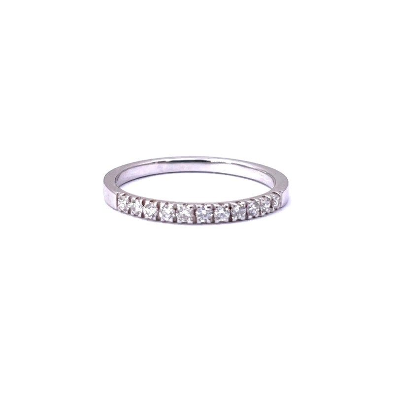 Riviera ring brilliants and gold - 0.20 ct; 1.74 gr: An exquisite white classic, immortal, universal and eternal! 18 kt white gold Riviera ring with 11 brilliants for 0.20 ct total F color and VS clarity. A timeless, fine and precious ring suitable for 