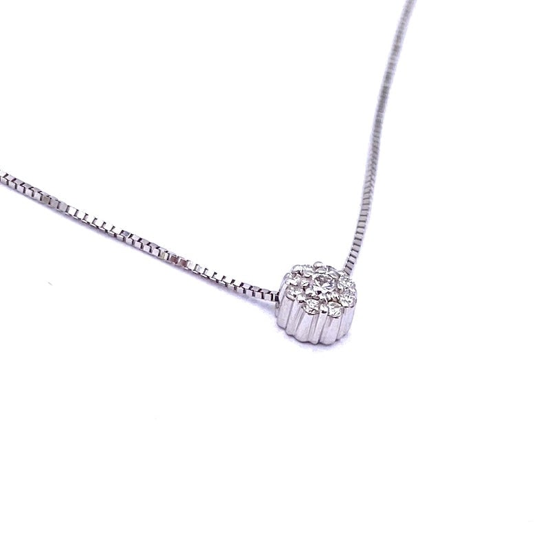 Circular daisy light point pendant, brilliants and gold - 0.10 ct; 1.79 gr.: Beautiful pendant with brilliants that make up a circular daisy that gives a solitaire point-of-light optical effect in the distance. 18 kt white gold pass-through chain is included and measures 44 cm