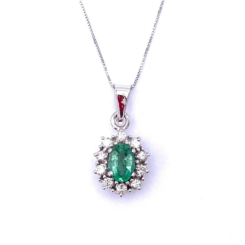 Emerald daisy pendant, diamonds and gold; 1.7 gr.: Beautiful evergreen jewelry, offered at a super bargain price! Emerald daisy pendant framed by brilliants. The pendant, including a 43 cm 18 kt white gold Venetian chain, weighs 2.02 g. Unmissable and